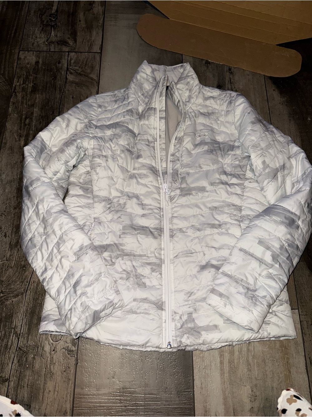 Under Armour White Quilted Puffer Jacket with Light Gray Camo